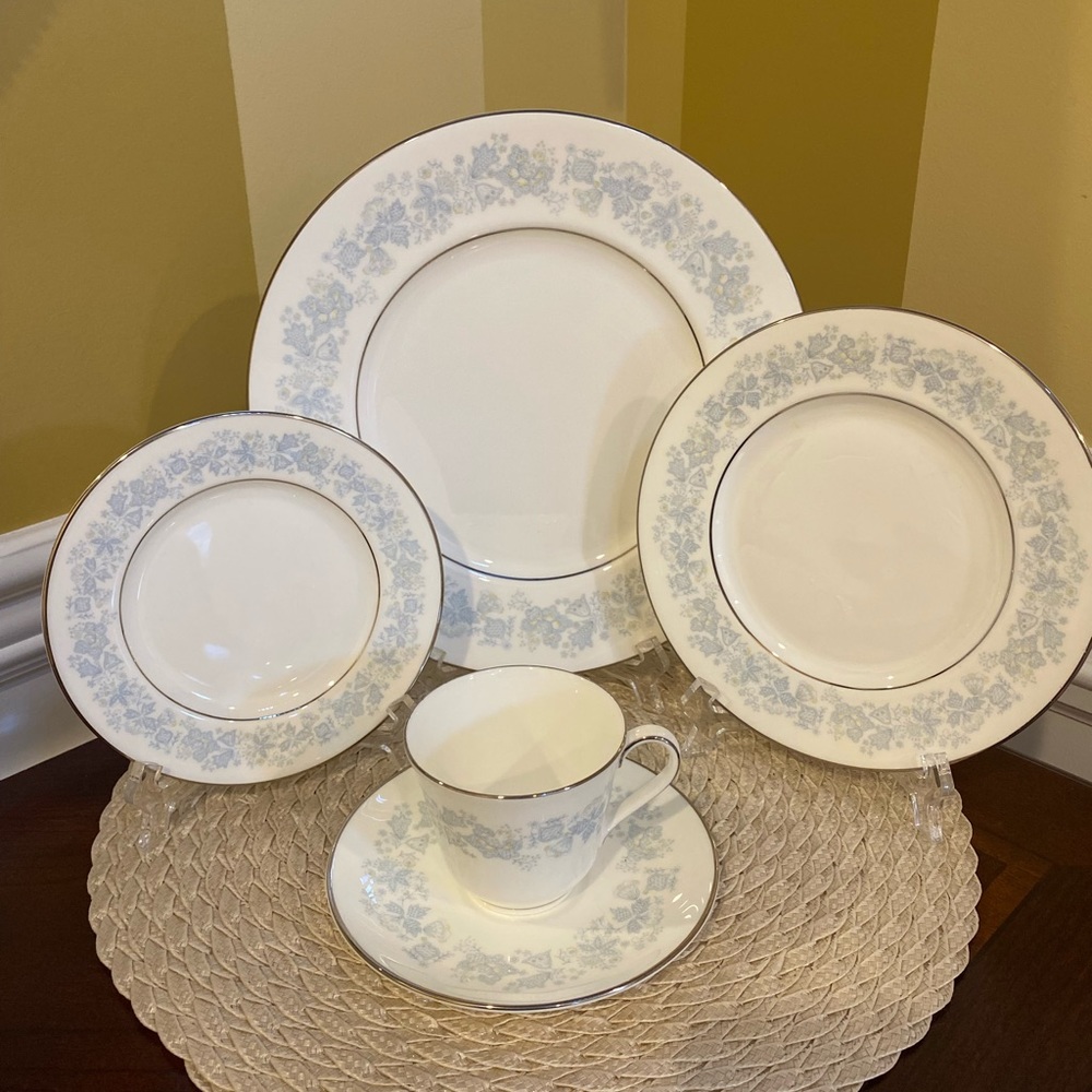 Royal Doulton Meadow Mist -5 piece plate setting